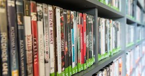 Lot De Caisses De Dvd Assorties Sur étagères